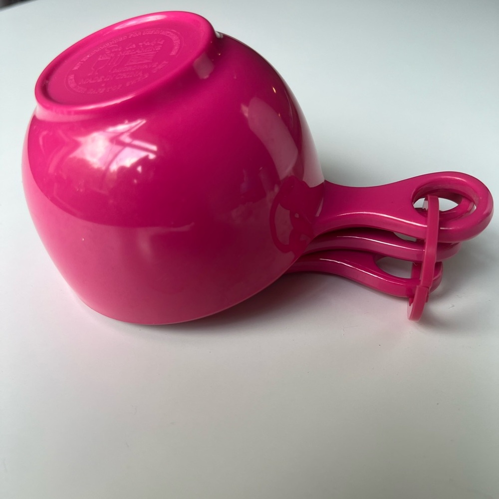 Bright Pink Measuring cups - Sur la Table